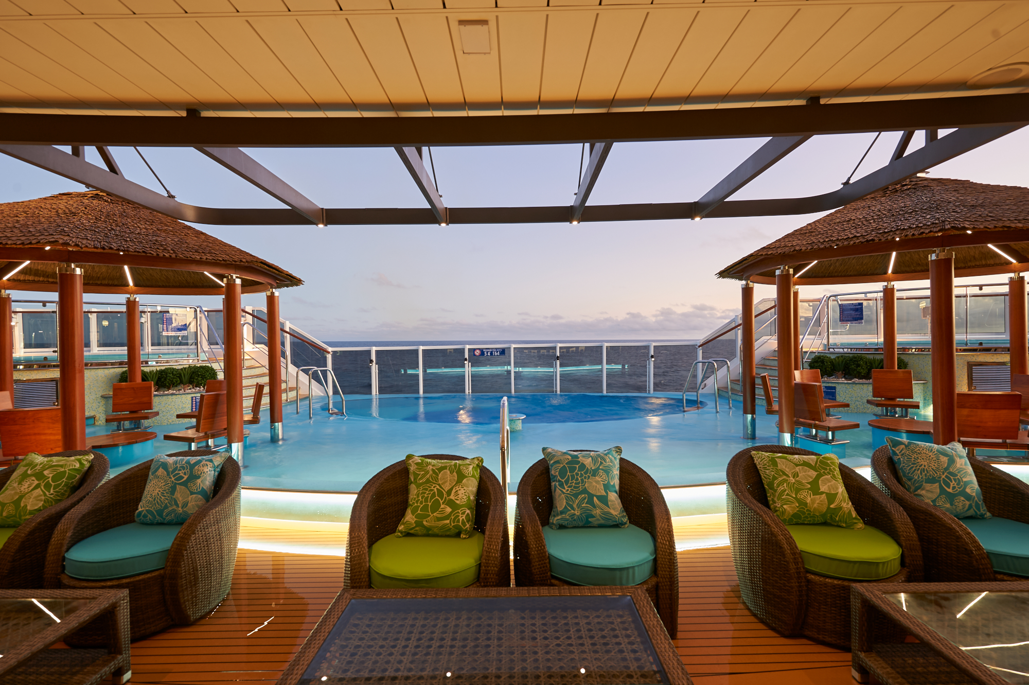 MyCruise Carnival Panorama Offentlige-arealer Pool-spa2